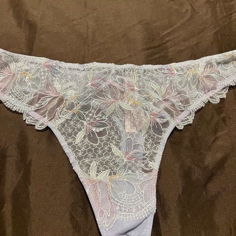 Victoria’s Secret very sexy thong string. Size Xl